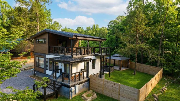Rooftop - Hot Tub - Fenced Yard - New Construction - Chambres d'hôtes Gatlinburg