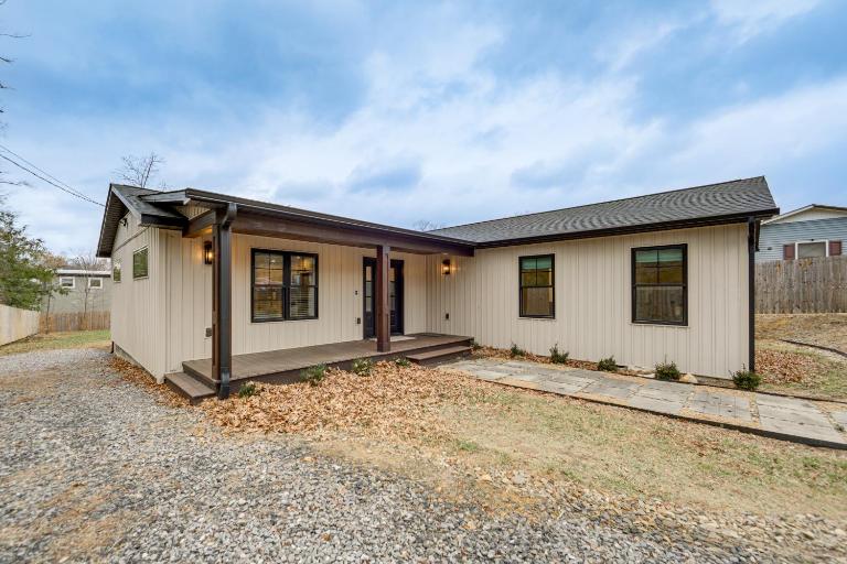 2 Mi to Lake Tomahawk Park! Quiet Escape w/ Deck - B&B Black Mountain