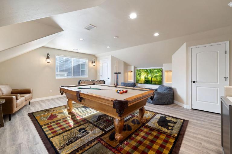 NEW! 5BR Family Retreat with Game Room, AC, Near Downtown Flagstaff & NAU - Bed and Breakfast Flagstaff