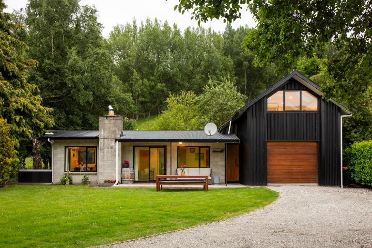 Coronet Peak View, 3BR Home with Hot Tub & Garden - Bed and Breakfast Arrowtown