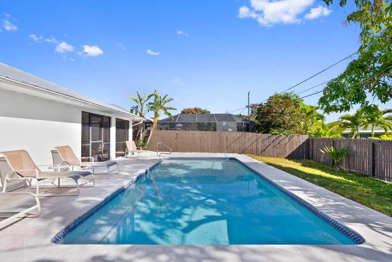Avanti Vacation Rental - Newly Updated 3 BR Retreat with Private Pool - Just Minutes from Vanderbilt Beach and Delnor Wiggins! State Park Sunny Southern Exposure and Pet Friendly Stay - B&B Naples