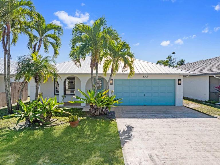 Avanti Vacation Rental - Newly Updated 3 BR Retreat with Private Pool - Just Minutes from Vanderbilt Beach and Delnor Wiggins! State Park Sunny Southern Exposure and Pet Friendly Stay - B&B Naples