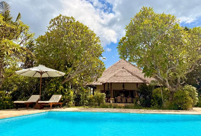 Beachfront Villa Mawar with Private Pool and Sunset View - B&B Pengastulan