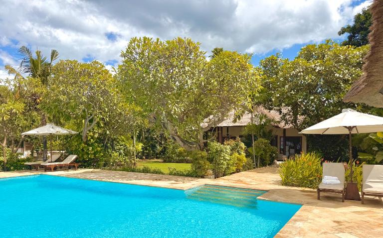 Beachfront Villa Mawar with Private Pool and Sunset View - Chambres d'hôtes Pengastulan