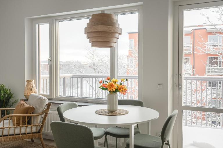 Fresh, Modern Living in a Beautiful Solna Area - Ferienwohnung Solna