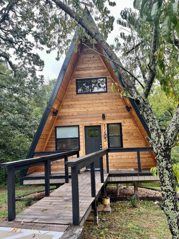 Running Spring Retreat-Cozy Forest A-Frame near Bentonville - B&B Rogers