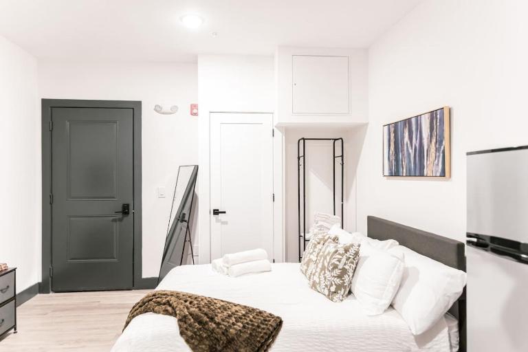 Discover NYC in stylish Studio-25 mins to NYC - B&B West New York