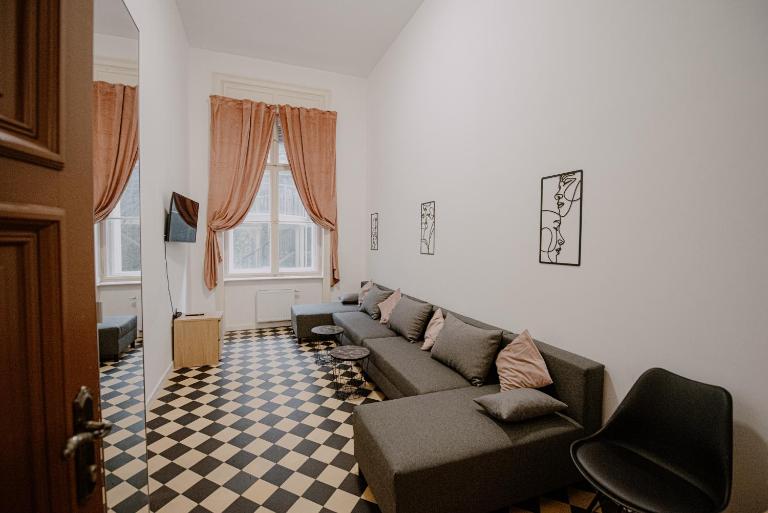 Piotrkowska 77 4 separete Bedrooms 4 osobne pokoje z osobna łazienką i kuchnią na korytarzu - B&B Lodz