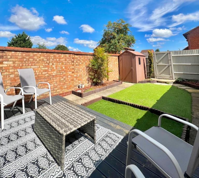 Furzton - Modern Home and Garden, Free Private Parking, TV, Sleeps 6 Guests - Bed and Breakfast Milton Keynes