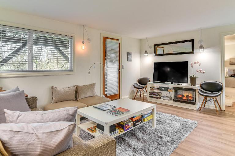 3 Mi to Downtown Portland: Lush Flat w/ Fire Pit - B&B Portland