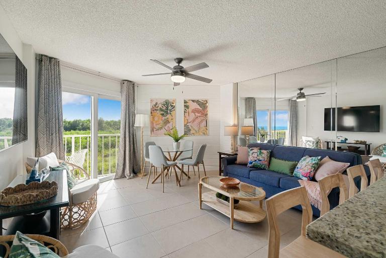 Modern and Coastal 3212 is Across from Pool - B&B Key Largo
