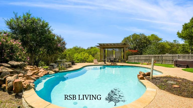 Elite 4BRHome with Hot Tub Pool and BBQ - B&B Haltom City