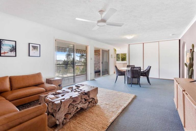 Burleigh beauty - walk to beach - B&B Gold Coast