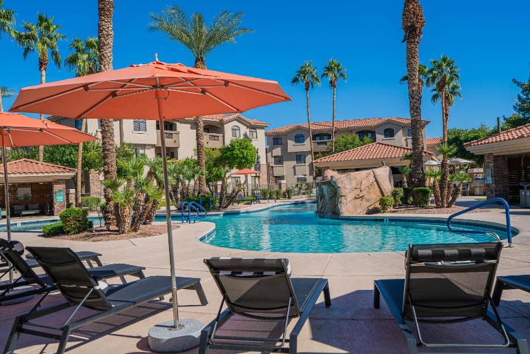 Diablo Stadium-ASU-Airport-Gym-Pool-HotTub-Parking - B&B Tempe