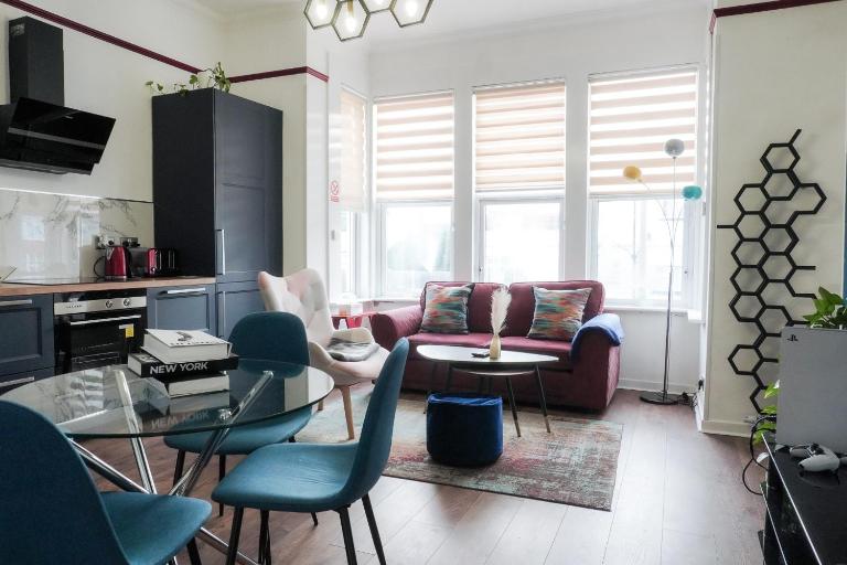 1BR Super King sized Apartment Contractor friendly - Free Parking! - B&B Southend-on-Sea