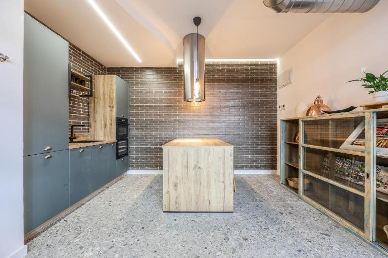 The Executive Industrial Loft - Madrid Rio - High End Kitchen Alquiler Temporal - B&B Madrid