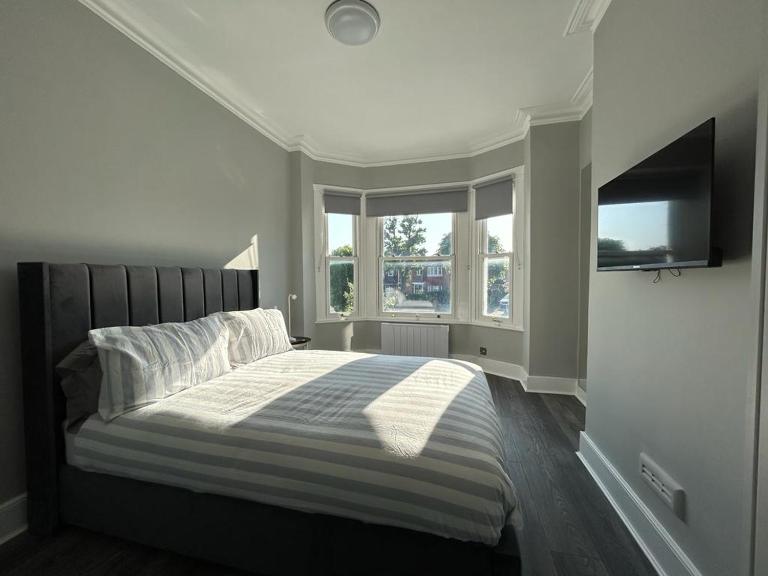 Modern 6BR Acton Home W3 Sleeps 11 Group Friendly - B&B Londra