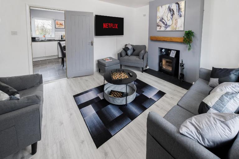 Barker House - Sleeps 5, WiFi, Parking, Netflix, Walking & Cycle Routes - B&B Teversal