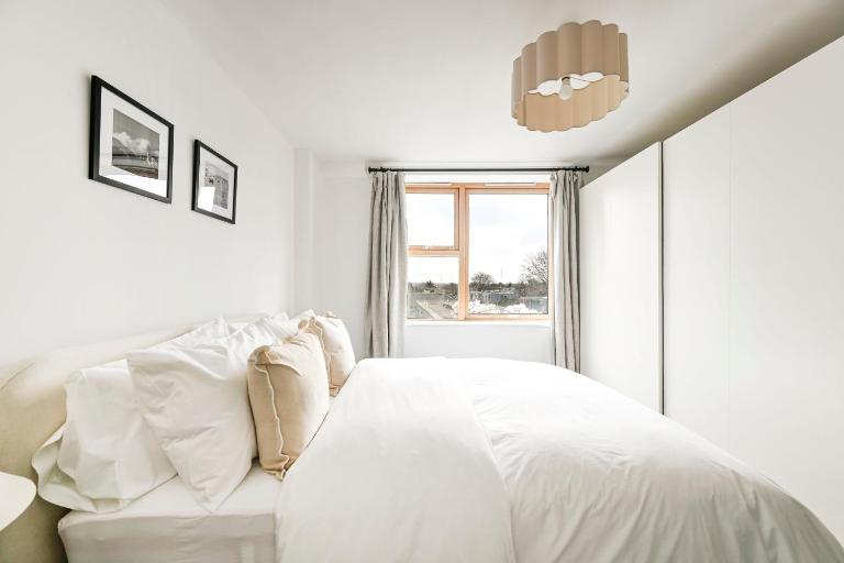 Luxury 1-Bed Home with Balcony and Sofa Bed in Tottenham - Ideal for Leisure, Contractors and Family stays - B&B London