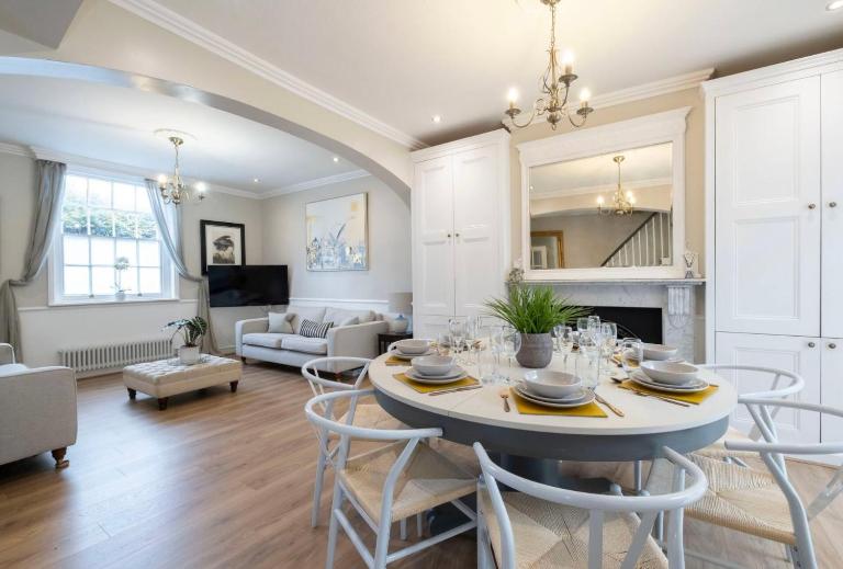 Beautiful 4 Bedroom Home - B&B Cheltenham