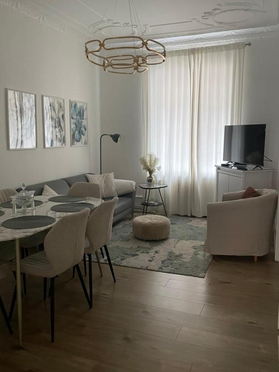 Le Rapp 6, Appartement de Standing 3 chambres, 7 personnes &1 bébé, Cosy et familial ultra équipé Emplacement Idéal proche Gare Centre ville Marchés de Noël Quartier Tribunal Contades - Chambres d'hôtes Strasbourg