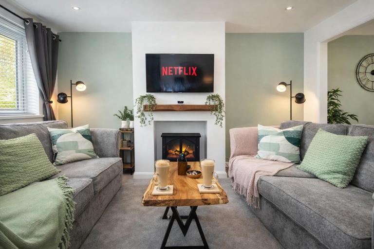 Stylish 4 Bed House, Free Parking, Close to M4 Newport - B&B Newport