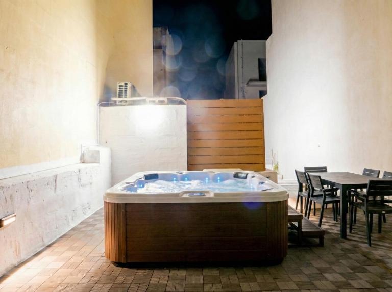 Villa Luciano - Rooftop Jacuzzi, BBQ, Billiards & Steps from Sea - B&B Sliema