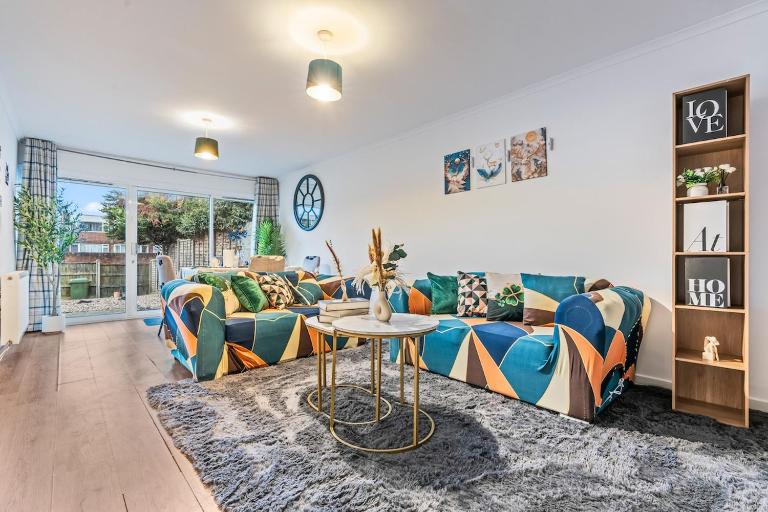 #99 Quirky and Stylish 3-Bedroom - Close to Drayton Manor Theme Park - Sleeps 6 - "Perfect for contractors and Families - Free parking" - B&B Tamworth
