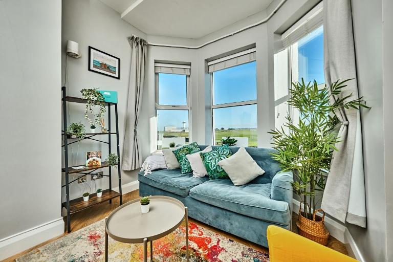 Bright Apt Steps From the Beach - Dunluce Park 3 - Chambres d'hôtes Portrush