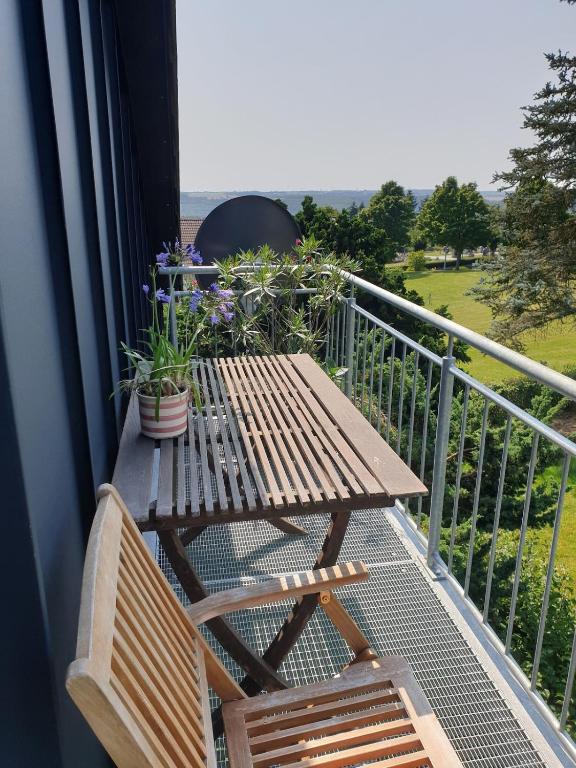 Ruhige Dachgeschosswohnung mit kleiner Sauna, Balkon, Aussicht - B&B Müllenbach