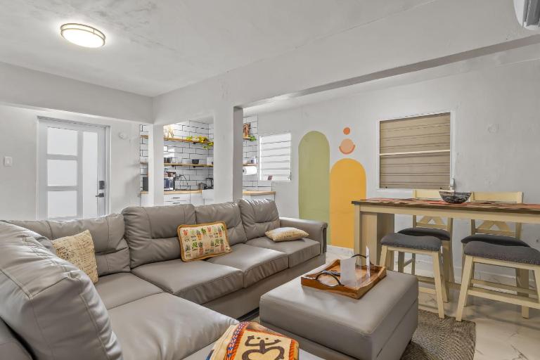 Perfect Group Retreat for 10 Near Beach & Airport - Ferienwohnung Carolina