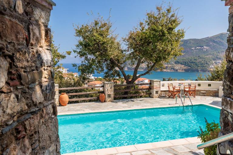 Skopelos luxurious villa "Aloupi" - Ferienwohnung Skópelos