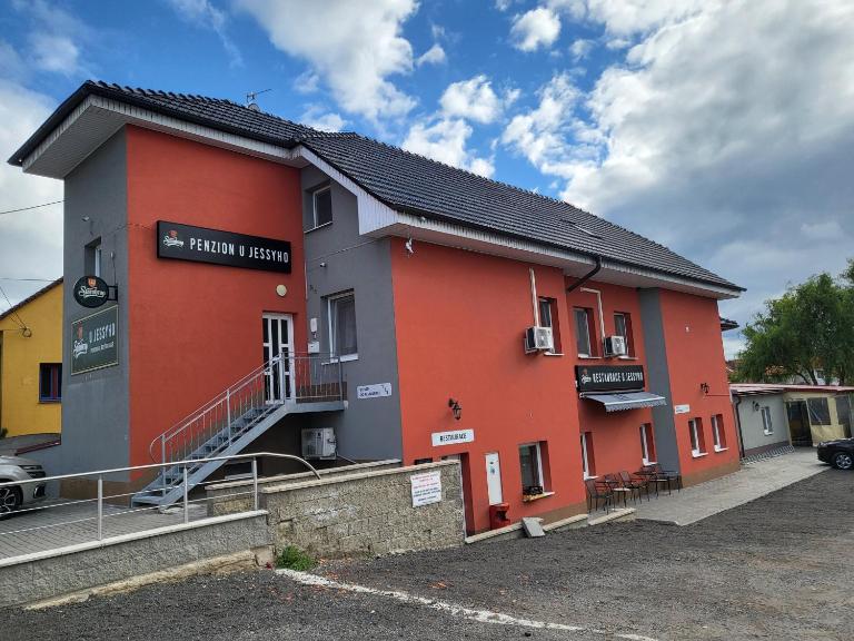 Restaurace a penzion u Jessyho - B&B Perná