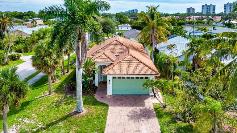 Neapolitan Vacation Rentals - Pet Friendly, Newly Updated Luxury Home with Private Pool! Complete Privacy and Only a 10 Minute Walk to Vanderbilt Beach Close to Mercato and the Best of Naples - B&B Naples