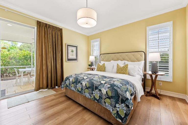 Neapolitan Vacation Rentals - Pet Friendly, Newly Updated Luxury Home with Private Pool! Complete Privacy and Only a 10 Minute Walk to Vanderbilt Beach Close to Mercato and the Best of Naples - B&B Naples