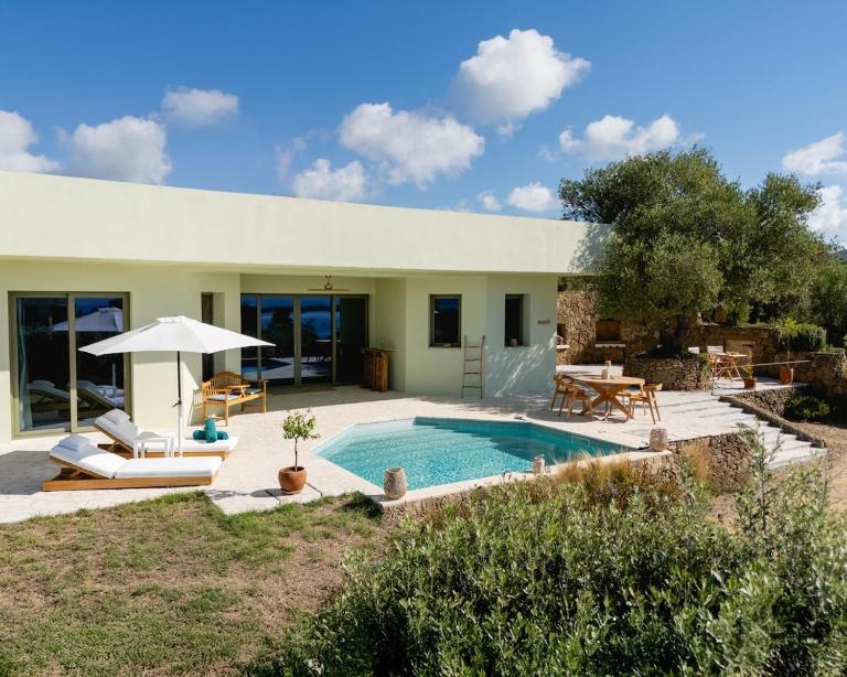 Serene Villa with Stunning Sea Views - 1 Bedroom & Plunge Pool - Chambres d'hôtes Vragkaniótika