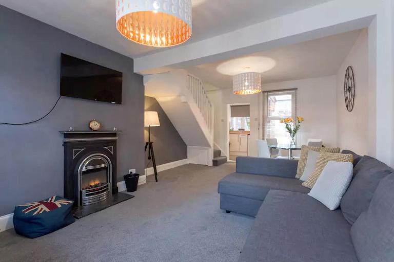 Hastings House - Modern 2 Bedroom House in Central Luton & Near Airport - B&B Luton