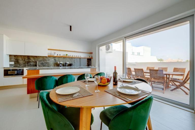 SeaView Modern 3BR Duplex with Terrace by QuickTrips - Ferienwohnung Swieqi