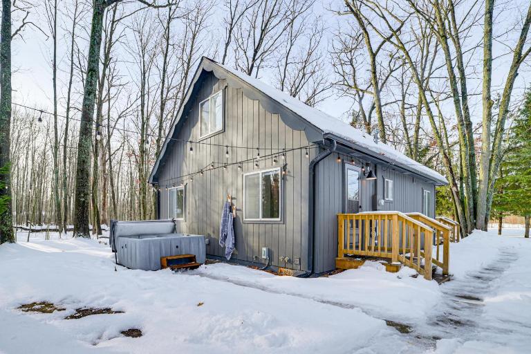 Roscommon Chalet w/ Hot Tub Near Higgins Lake! - B&B Roscommon