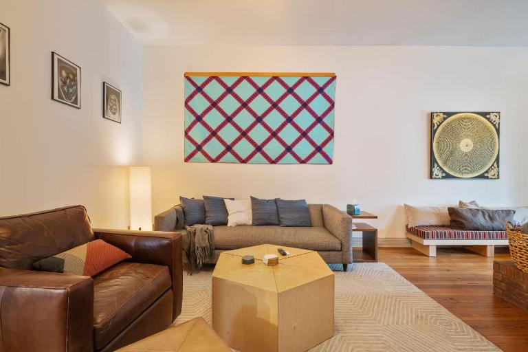 Charming City Home with Patio Fire Pit & Record Player-Family Friendly - Ferienwohnung Louisville