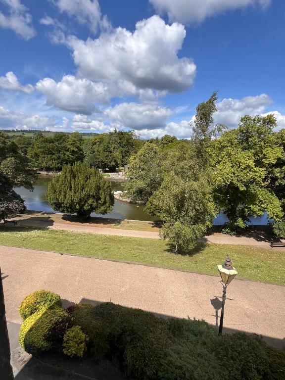 Gorgeous Buxton Lakeview Apartment on Park - Bed and Breakfast Buxton