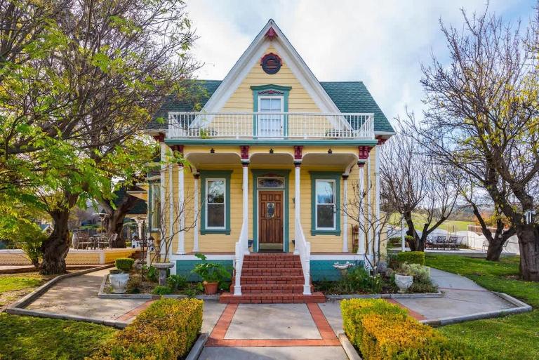 ViCTORIAN ViLLA-Hot Tub Pool Table Fabulous Yard - B&B Paso Robles