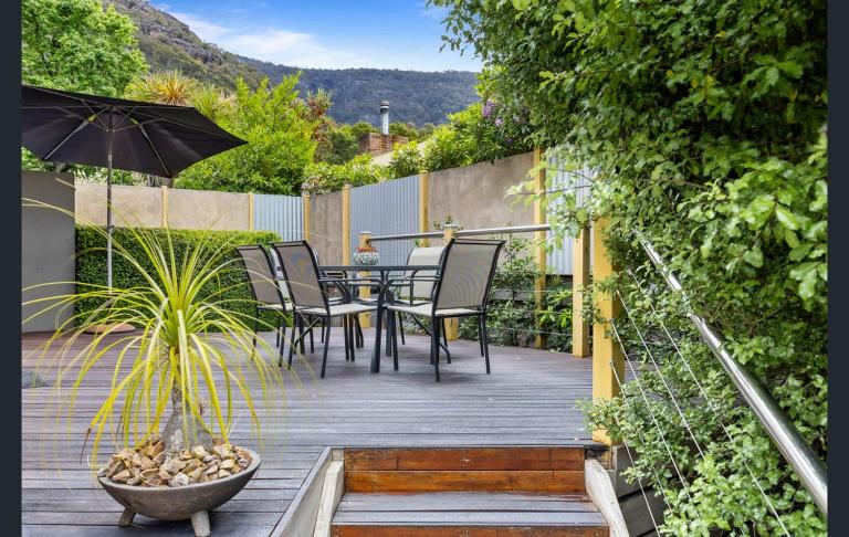 Luxury Spa Villa - Mountain Views Right in Town! - Chambres d'hôtes Halls Gap