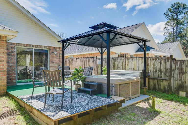 Orange Beach Home w/ Hot Tub < 2 Mi to The Wharf - Chambres d'hôtes Orange Beach