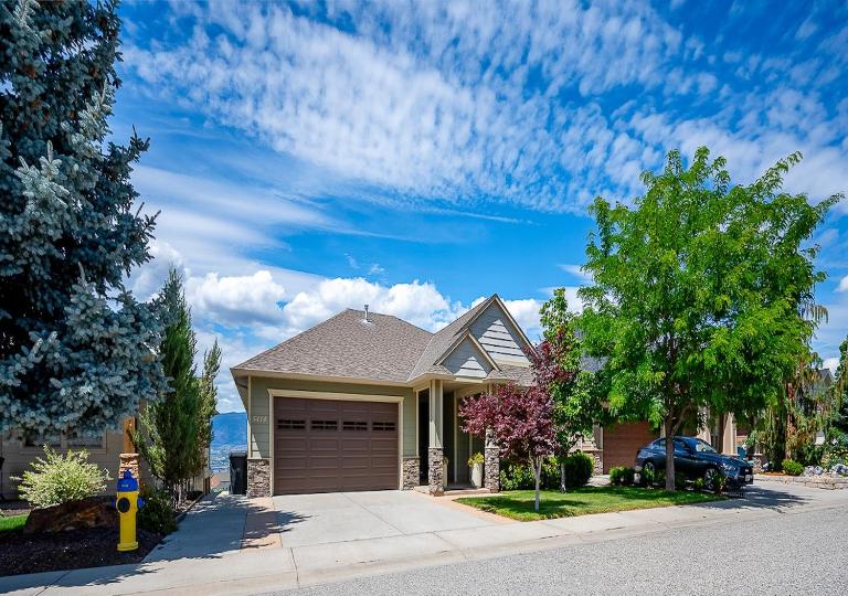 Full House with Amazing Okanagan Views and Hot Tub - B&B Kelowna