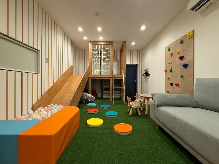 Holiday Home with Kids Play Area near USJ - Bed and Breakfast Osaka