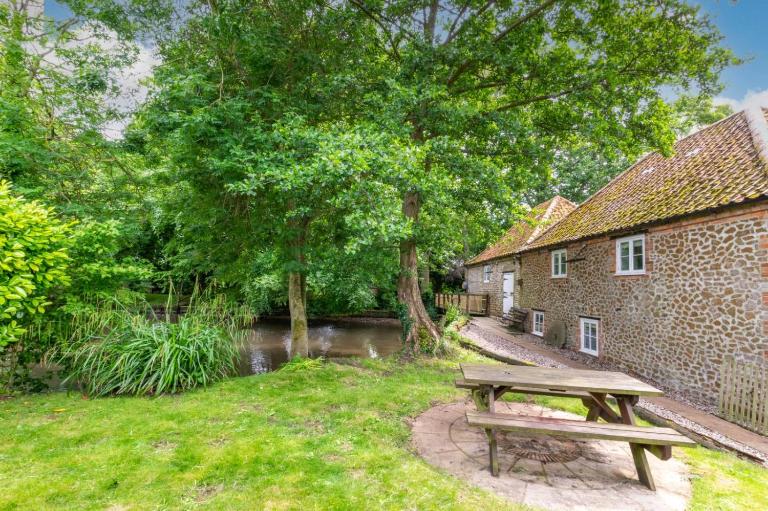 Snettisham Watermill Pet Friendly Historic Listed Property - Bed and Breakfast Snettisham