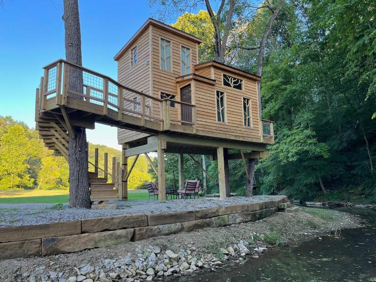 The Royal Roost Treehouse - B&B Lewisville