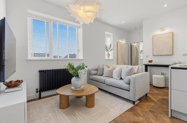 Stylish & Cosy Retreat Near The Peak District - Bed and Breakfast Wood Seats