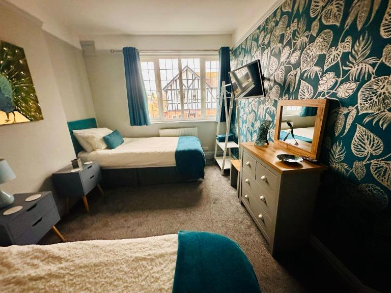 The Tudors Modern 3-Bed Home with Fast WiFi, Private Drive & Near Town Center - Bed and Breakfast Chelmsford